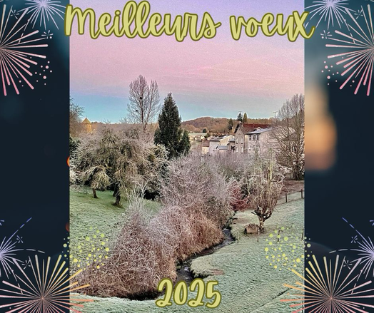 Arbres blancs de givre entre deux vallons vert pale, ciel rose et bleu clair en fond, quelques maisons de pierre en arrière plan. La photo est encadrée de deux d’artifice sur fond sombre