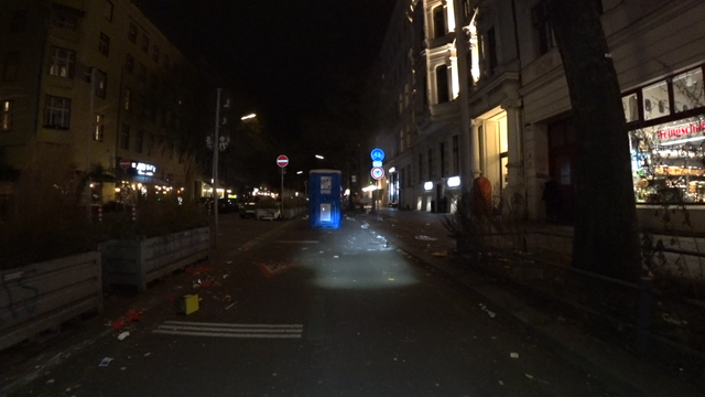 Mitten auf dem Zweirichtungsradweg in der BErgmannstraße steht ein Dixiklo
