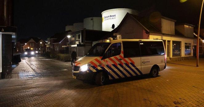 LIVE | Agenten met zwaar vuurwerk en stenen bekogeld in Groningen, ME ingezet