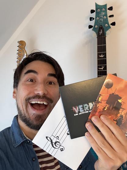 Evan Freyer hält drei CDs hoch: F, Verpixelt und Im Gestern nichts Neues
