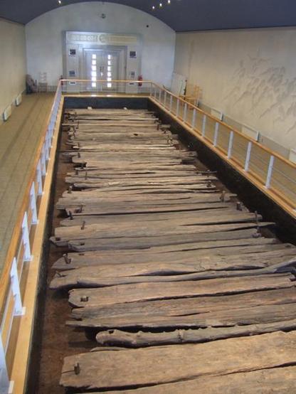 Recinto que muestra el camino de tablas irregulares en el suelo.