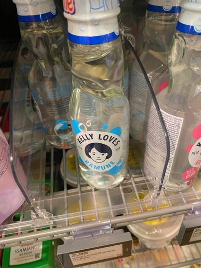 Bouteille de Ramune dans un rayonnage