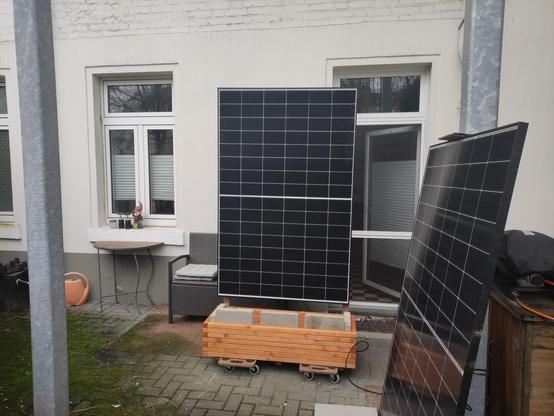 Holzblumenkübel auf Rollplatten mit vertikaler PV-Halterung