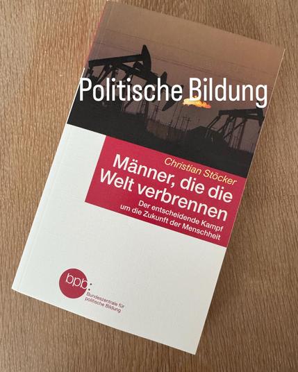 “Männer, die die Welt verbrennen” von Christian Stöcker, Taschenbuchausgabe aus der Schriftenreihe der Bundeszentrale für politische Bildung. 