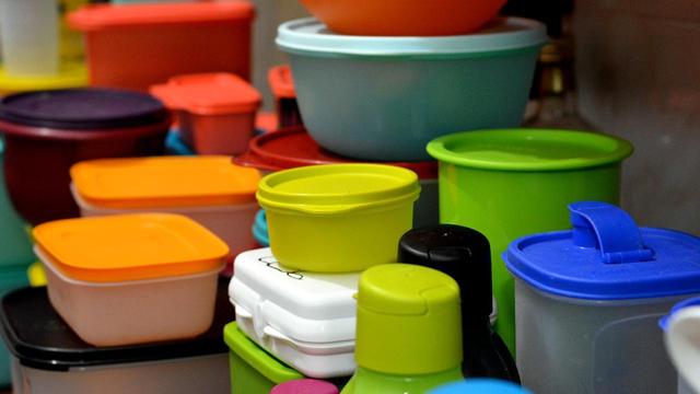 Ein Tisch voller Tupperdosen verschiedener Farben und Größen
