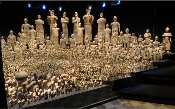 Cientos de figuras de animales y personas, donde las más grandes están al fondo. 