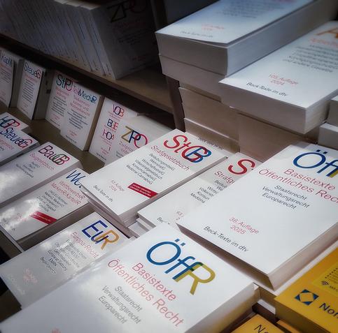 Foto zeigt viele, viele Gesetzbücher - das Handwerkszeug der Privilegierten im Kampf gegen nichtprivilegierte, nichterbende, andersgesunde, andersdenkende, anderslebende Personen.

Der Gesetzes-Wahnsinn ist eine Waffe des Kapitals gegen seine Sklaven.