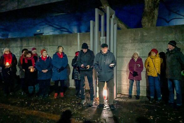 Bild: Gedenkveranstaltung am 06. Januar 2025 am Mahnmal in der Hackethalstraße in Hannover - Tim Rademacher