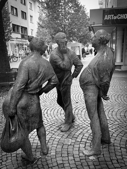 Die „Drei Schwätzer“ beim gemütlichen Schwätzchen auf der Einkaufsmeile Seltersweg in Gießen.