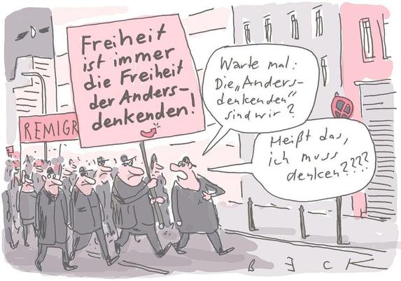 Rechte marschieren auf einer Demo und halten Schilder hoch. Sie tragen die Aufschrift: "Remigration" (abgeschnitten) und "Freiheit ist immer die Freiheit der Andersdenkenden!" Auf zweiterem ist ein AfD-Pfeil zu sehen. Jemand sagt: "Warte mal: Die 'Andersdenkenden' sind wir? Heißt das, ich muss denken????"