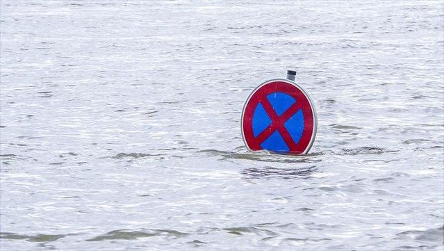 A flooded street sign. Credit: Pixaby
