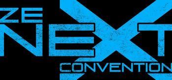 Logo de la Ze Next Convtention en lettres bleues sur un fond noir. Ze est dans le coin supérieur gauche, le X de Next occupe plus de la moitié de l'image, et au bas de celle-ci il y a écrit Convention.