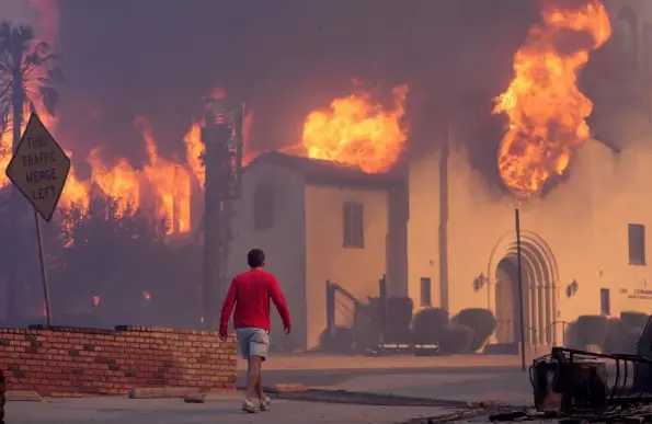 Feuer in Californien. Die Feuerwalzen kommen aus den Gebäuden. Der Klimawandel verschärfte die Dürrephasen mehr und mehr. Die Zeiten der Waldbrandgefahren weiteten sich so aus, begannen immer früher im Jahr, gingen länger 