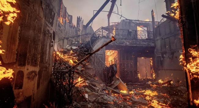 Das Bild zeigt wie die Feuer in Californien auch Wohngegenden erreichte. Es trifft nicht nur millionenschwere Drittvillen von Superstars, auch ganze Existenzen normaler Familien, die Lebensgrundlagen normaler Menschen gehen hier in Flammen auf. 