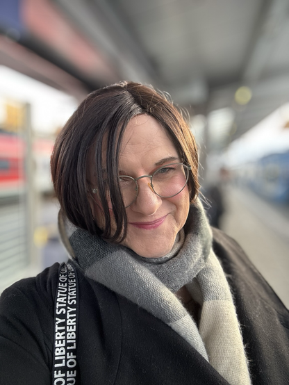 Melanie am Bahnsteig