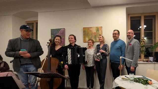 Ein Gruppenfoto von den Veranstaltern und Künstlern. Claudia Rossbacher ist die dritte von rechts. Auf den Bild sind auch die beiden Musiker zu sehen. Links der Mann der Autorin, rechts der Bürgermeister von Leibnitz, und die Veranstalter.