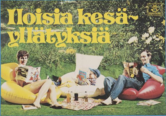 "Iloisia kesäyllätyksiä". Perhe istuu puhallettavilla tuoleilla pihamaalla. Nainen lukee Me Naisia, lapsi Aku Ankkaa, isä Viikkolehteä, jonka kannessa on alaston nainen.

https://www.finna.fi/Record/hkm.58382158-26CC-41E3-8A23-49F4367A1C81?sid=4900802124
