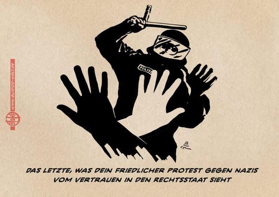 Illustration aus Sicht des betroffenen Menschen, der seine bloßen Hände zu Schutz erhebt auf einen einprügelnden Bereitschaftspolizisten. Textzeile: Das letzte, was dein friedlicher Protest gegen Nazis vom Vertrauen in den Rechtsstaat sieht.