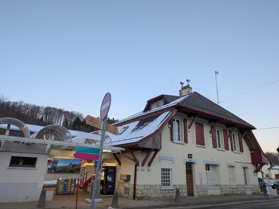 La gare de St Cergue, joli petit édifice du début XXe siècle.