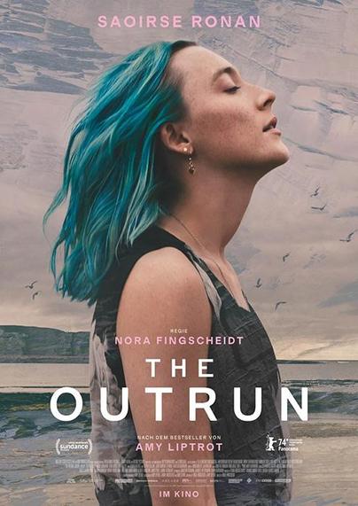 Auf dem Bild ist eine Person mit blauen langen Haaren zu sehen, die den Kopf nach oben mit geschlossenen Augen hält. Diese steht vor einer malerischen Landschaft mit Wasser. Darunter steht in Großbuchstaben und Weiß der Filmtitel: „THE OUTRUN“. Darüber steht in klein: Regie Nora Fingscheidt. Im oberen Teil des Bildes steht der Name der Schauspieler*in: Saoirse Ronan.