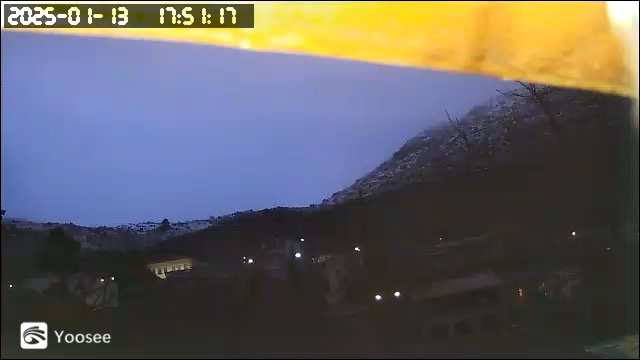 Schnee am Berg. Mit Überwachungskamera aufgenommen 