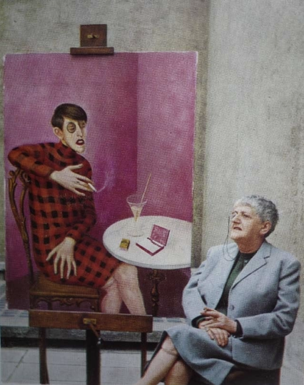 Eine ältere Frau mit grauen, kurzen Haaren sitzt in einer hellgrauen Jacke-Rock-Kombination vor dem auf einer Staffelei stehenden Otto-Dix Gemälde und hält eine Zigarette in der Hand. Die Faru auf dem Gemälde schaut nach rechts, die Frau davor schaut nach links.