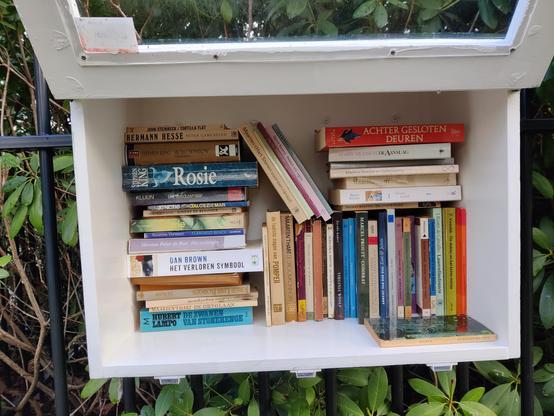 Boekenkastje met een paar Maarten 't Harts, 2 Hugo Clausen, Proust, Thomas Mann, Komrij etc etc. 