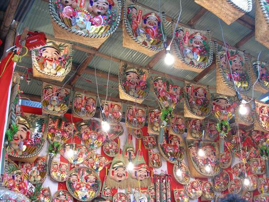 Kumade (garden rakes) are also a popular purchase during the Ebisu festival. These decorative rakes (which feature images of Ebisu, Daikokuten and other auspicious symbols) represent the 'raking in' of good fortune.