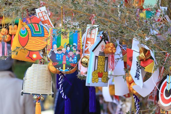 'Fukuzasa' is one of the most popular amulets bought during the Ebisu festival. It is frond of bamboo onto which auspicious symbols are hung.