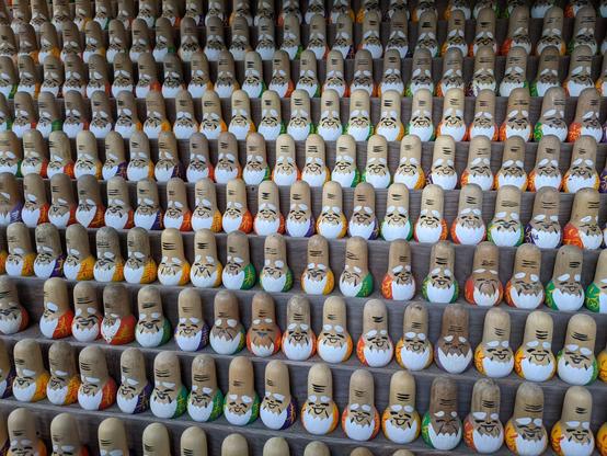 Hundreds of small images of the god Fukurokuju at Sekizanzen-in (part of the Kyoto '7 Gods of Fortune' pilgrimage).