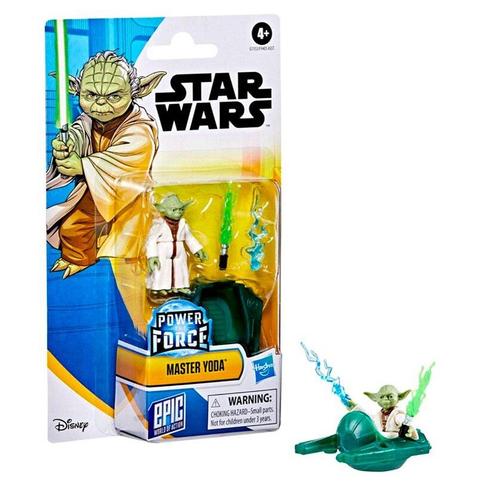Photo montrant la figurine de Maître Yoda dans son emballage Power Force Epic Figure. Et au bas de la photo il y a la figurine de Yoda entant deux sabres dans son véhicule.
La figurine de Yoda dans son emballage se trouve au-dessus du logo Power Force, en dessous de celui-ci, il y a "Master Yoda" dans un cadre jaune. A la droite de ce cadre, il y a le logo classique de Hasbro. Dans le bulle du pack, il y a Yoda, au centre son sabrelaser vert et ce qui ressemble à un éclair ou une boule de Force à droite.