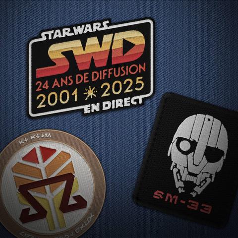 Ensemble de patchs, dont l'un célébrant les 24 ans de diffusion du podcast. 
En haut au centre, le patch avec Star Wars En Direct stylisé comme sur le logo de l'Empire Contre-Attaque. À l'intérieur du patch il y a "SWD 24 ANS DE DIFFUSION 2001 * 2025"
En dessous, à gauche il y a un patch dont le tour est beige. À sa droite un patch noir avec la tête de SM-33 et l'écriture de son nom en rouge.
