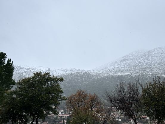 Berg mit Schnee in Griechenland 