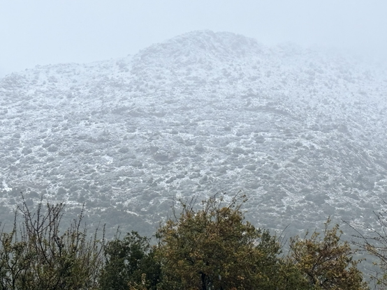 Berg mit Schnee in Griechenland