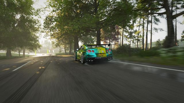 Nissan GT-R auf Straße mit Bäumen