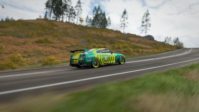 Nissan GT-R auf Straße, bergauf fahrend