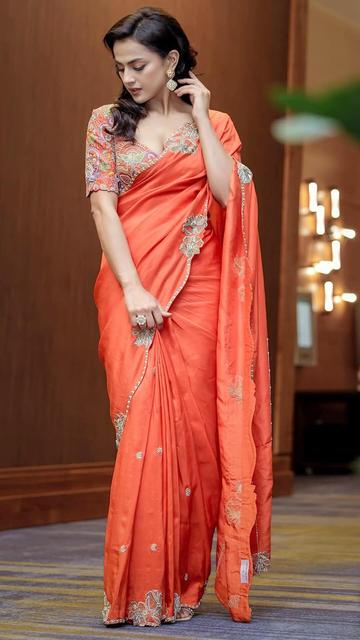 Shraddha Srinath’s orange saree look is a perfect combination of style and tradition. This outfit highlights her refined fashion sense and undeniable charisma.
