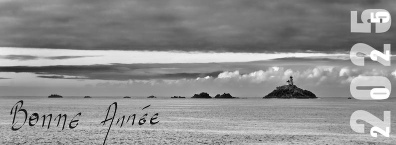 Une carte de voeux 2025 représentant le phare de Tevennec en Bretagne.