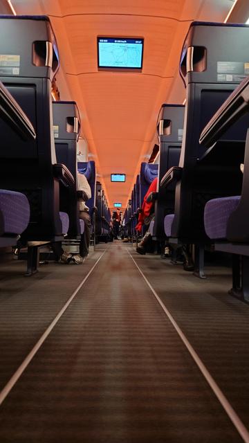 Der Blick in den Gang des ICE835
