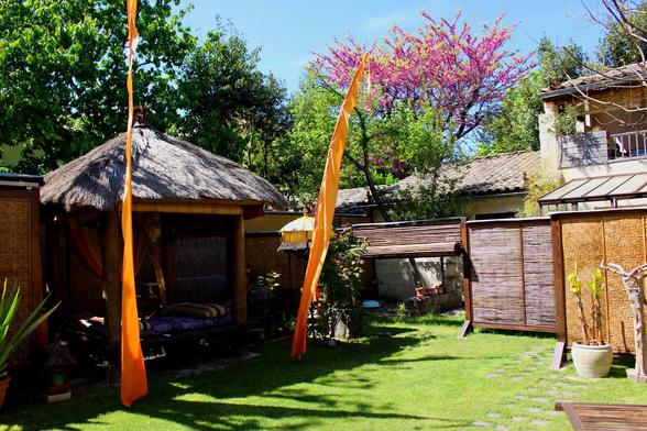 Bale-Bale dans un jardin à Uzès