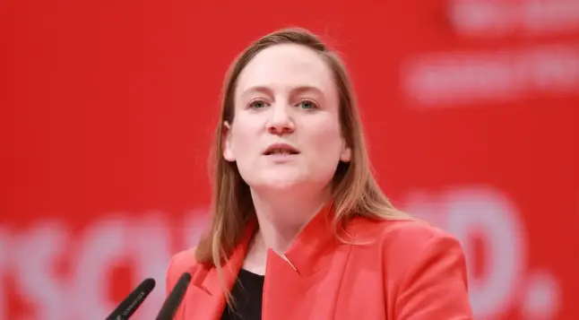 Screenshot Januar 2025 Portrait Carmen Wegge SPD

Abendzeitung München

https://www.abendzeitung-muenchen.de › bayern › kein-platz-fuer-bayerischen-sonderweg-klage-gegen-strenge-kiffer-regeln-eingereicht-art-1010282

"Kein Platz für bayerischen Sonderweg": Klage gegen strenge Kiffer ...
2. Okt. 2024"Wir als Bundesgesetzgeber haben abschließend geregelt, wo Cannabis konsumiert werden darf und wo nicht", sagt Bundestagsabgeordnete Carmen Wegge (SPD) bei der Vorstellung der Begründung der...

https://www.br.de/nachrichten/bayern/bayerns-cannabis-politik-bundestagsabgeordnete-klagen,UPwuObc