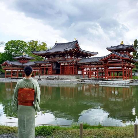 Nao-san poses in front of the Phoenix Hall.