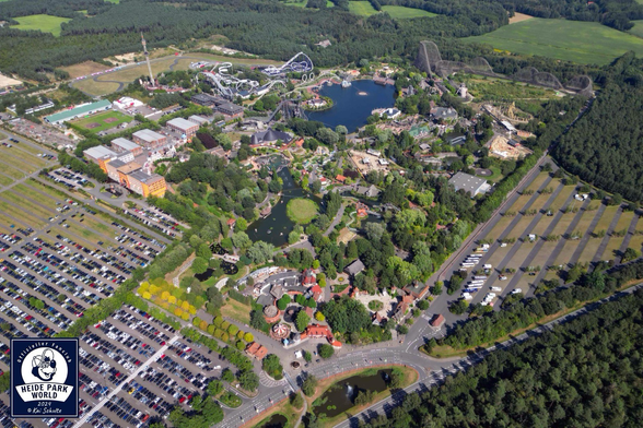 Luftbild des Heide Park Resort aus dem Jahr 2024. Zu sehen ist eine Gesamtaufnahme des Parks aus der Luft mit seinen Attraktionen und Parkanlagen.