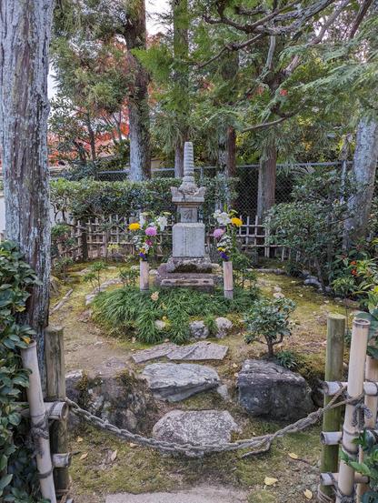 Minamoto-no-Yorimasa's grave.