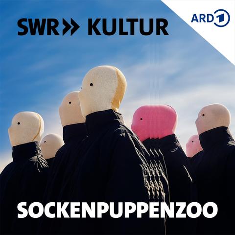 Podcastcover: Bunte Sockenpuppen mit schwarzer Kleidung vor blauem Himmel. SWR Kultur/ARD.