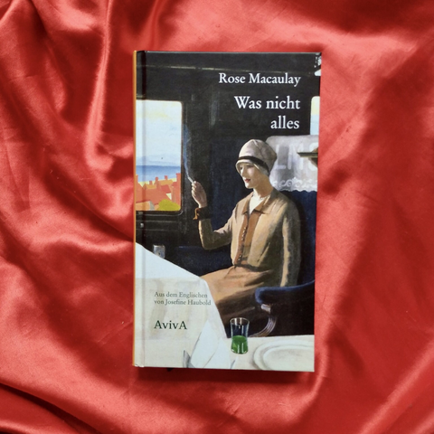 Buch "Was nicht alles" auf einem roten Tuch 