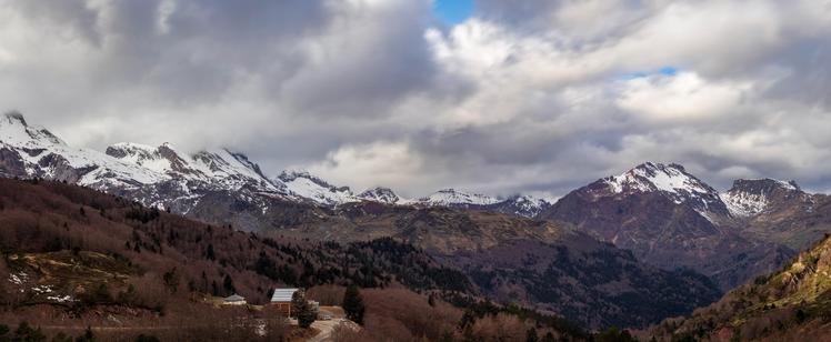 Vista panorámica de varias fotos desde el paso fronterizo de Somport. Vista parcial de los pirineos centrales del lado francés.