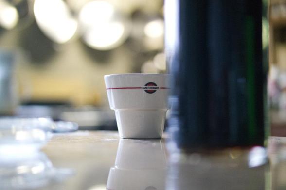 Photograph of a coffee cup with the logo Cafes Richard.