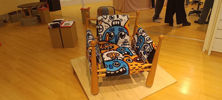 Retour en image sur le fauteuil "ASNAR" réalisé par l'entreprise Mancelle TOMoRO et Scarabée Tapissier 