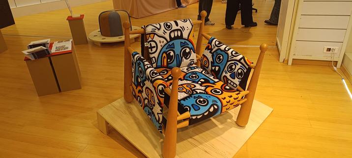 Retour en image sur le fauteuil "ASNAR" réalisé par l'entreprise Mancelle TOMoRO et Scarabée Tapissier 